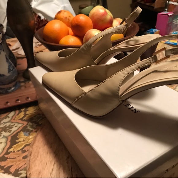 Gorgeous Tan Leather Slingback Pumps by Anne Klein - Picture 8 of 16